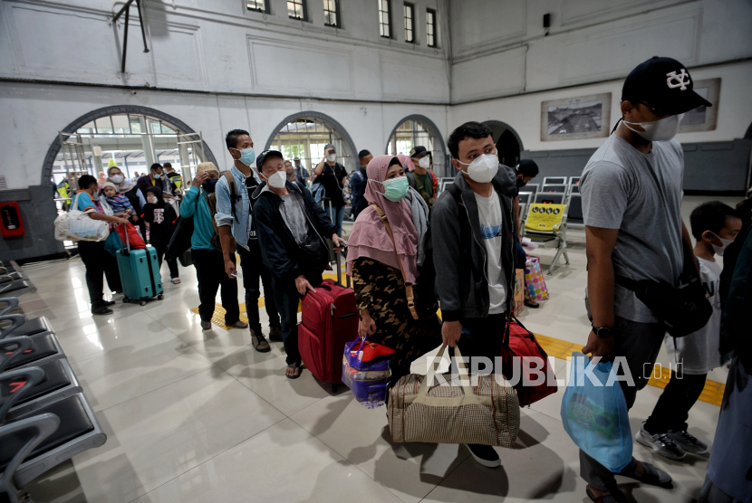 Calon penumpang memadati Stasiun Pasar Senen, Jakarta, Ahad (2/5). Jelang pemberlakukan larangan mudik pada 6-17 Mei 2021 Stasiun tersebut mengalami lonjakan penumpang yang hendak melakukan mudik lebih awal. Republika/Thoudy Badai