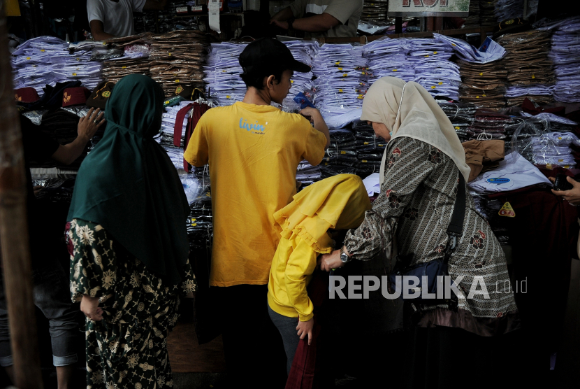 Ilustrasi beli baju baru untuk menyemarakkan Idul Fitri.