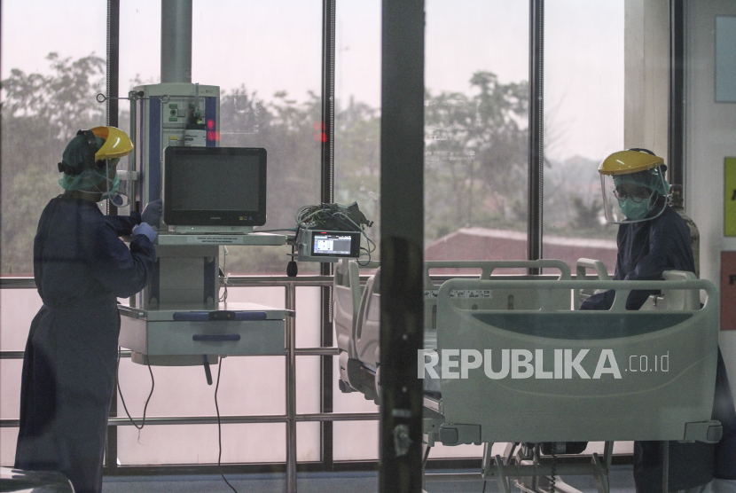 Tenaga kesehatan membersihkan peralatan medis ruang ICU di RSUD Depok, Jawa Barat (ilustrasi) 