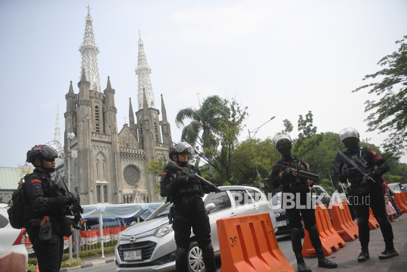 Personel kepolisian berjaga di depan Gereja Katedral, Jakarta, Ahad (24/12/2023). (ilustrasi).   Menkopolhukum meninjau pelaksanaan natal di Gereja Katedral 