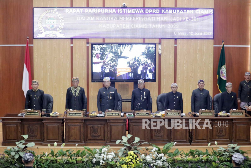Gubernur Jawa Barat Ridwan Kamil saat menghadiri rapat paripurna istimewa dalam rangka Hari Jadi ke-381 Kabupaten Ciamis di Aula DPRD Kabupaten Ciamis, Senin (12/6/2023).