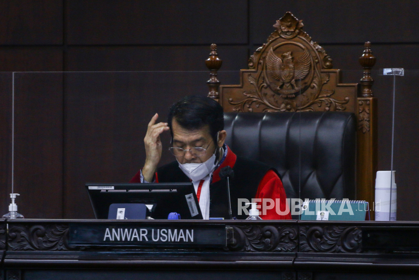 Widodo Sunu Nugroho, seorang saksi yang dihadirkan dalam sidang perkara Nomor 27/PUU-XIX/2021 di Mahkamah Konstitusi (MK), tak kuasa menahan tangis dan terisak-isak di hadapan majelis hakim ketika menceritakan perampasan tanah masyarakat di Urut Sewu, Jawa Tengah. (Foto: Ketua MK Anwar Usman ketika memimpin sidang)
