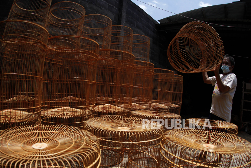 Pekerja menyelesaikan pembuatan sangkar burung berbahan bambu di Mojosongo, Solo, Jawa Tengah, Jumat (17/9). Pemerintah meminta pelaku usaha untuk memanfaatkan kredit murah. 