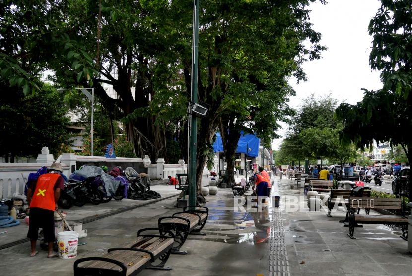 Pekerja melakukan perbaikan serta pemeliharaan kawasan pedestrian Malioboro, Yogyakarta, Selasa (27/10).