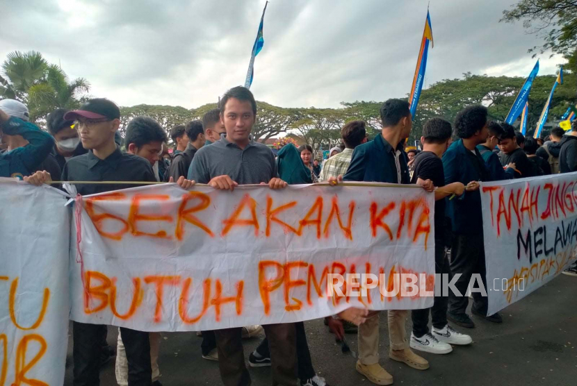 Ratusan mahasiswa dari sejumlah universitas di Malang melakukan aksi demonstrasi di depan Gedung DPRD dan Balai Kota Malang, Senin (3/4/2023). Aksi ini salah satunya bertujuan untuk menolak pengesahan Perppu Cipta Kerja. 