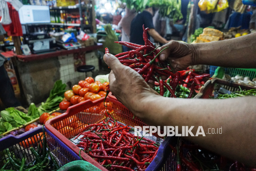 Pedagang menata cabai dagangannya di Tebet Barat, Jakarta, Senin (9/2/2026). Menurut pedagang, harga sejumlah kebutuhan pokok di pasar tersebut menjelang bulan suci Ramadan mengalami kenaikan. Di antaranya, harga cabai rawit merah mencapai Rp100.000 per kilogram dan tomat menjadi Rp24.000 per kilogram, sementara harga bawang merah dan bawang putih belum mengalami kenaikan signifikan. Selain itu, harga sayuran hijau seperti sawi, bayam, kangkung, hingga buncis juga mengalami kenaikan rata-rata Rp1.000 hingga Rp2.000, yang telah berlangsung selama lebih dari sepekan.
