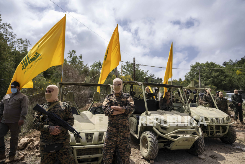 Pejuang kelompok militan Lebanon Hizbullah melakukan latihan di desa Aaramta di Distrik Jezzine, Lebanon selatan, Ahad, 21 Mei 2023.