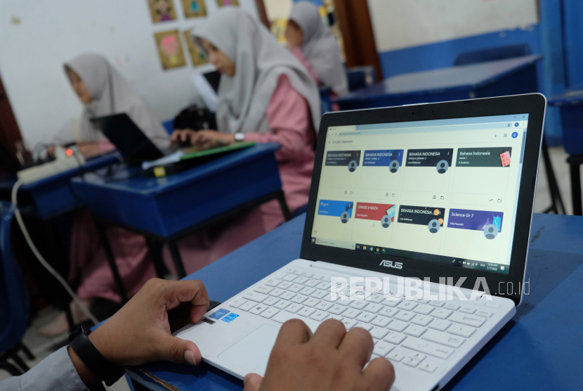 Guru membuat tugas dan berinteraksi dengan siswa lewat Google Classroom di SMP Lazuardi Kamila Global Compassianote School (SCS), Solo, Jawa Tengah, Selasa (17/3/2020). 