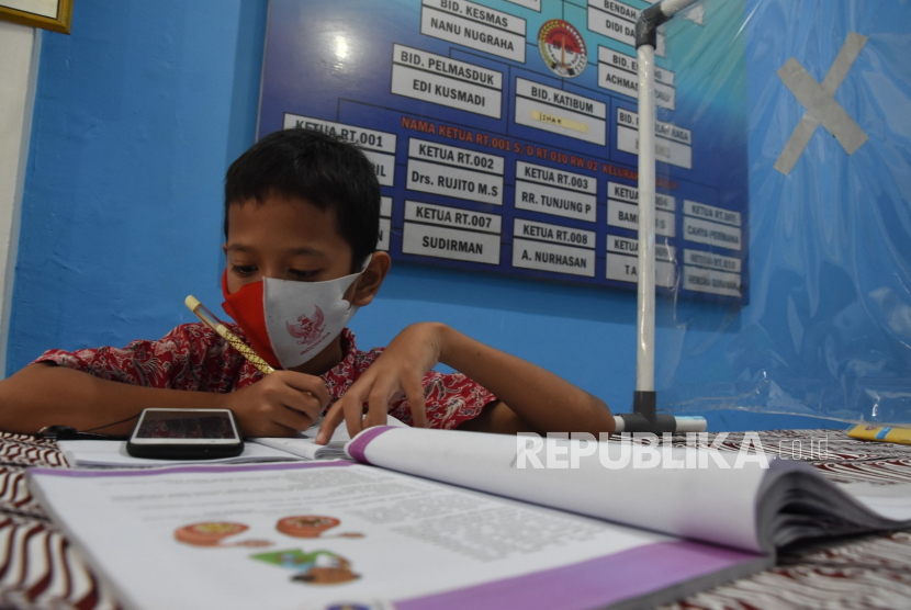 Seorang siswa belajar secara daring dengan akses internet gratis dari Pemprov DKI Jakarta di Kantor RW 02 Kampung Internet, Galur, Jakarta. 