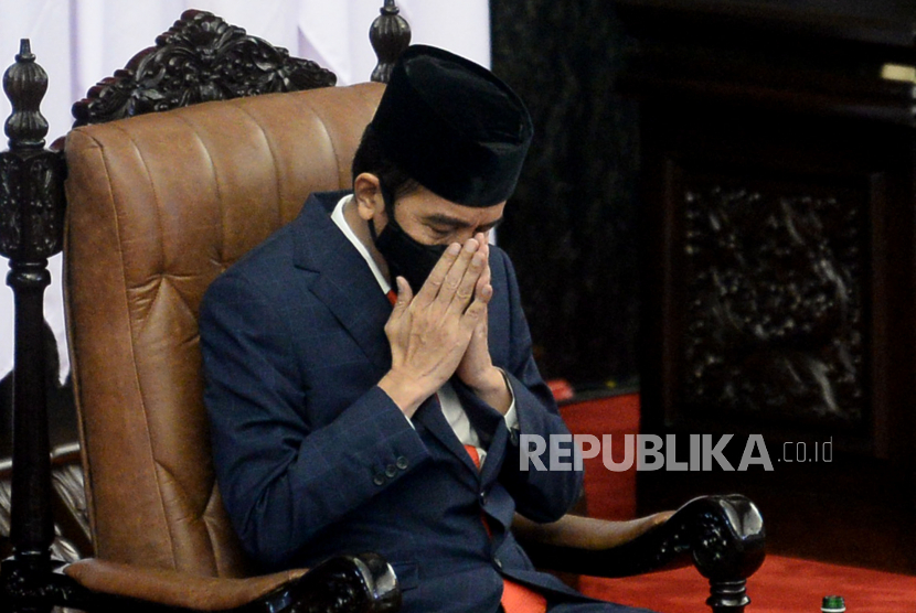 Presiden Joko Widodo berdoa pada pembukaan masa persidangan I DPR tahun 2020-2021 di Kompleks Parlemen, Senayan, Jakarta, Jumat (14/8).Prayogi/Republika.