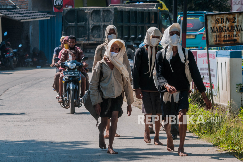 Sejumlah warga Baduy Dalam menggunakan masker berjalan menuju kota Rangkasbitung di Kecamatan Cimarga, Lebak, Banten,. 