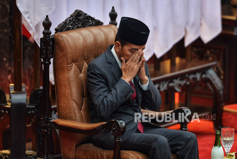 Presiden Joko Widodo berdoa saat mengikuti Sidang Paripurna Pembukaan Masa Persidangan I DPR Tahun Sidang 2024-2025 di Gedung Nusantara, kompleks Parlemen, Senayan, Jakarta, Jumat (16/8/2024).