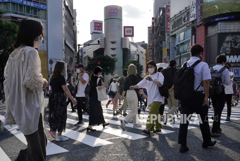 Orang-orang muda yang mengenakan topeng pelindung berjalan di persimpangan jalan di Shibuya, dekat department store mode Shibuya 109, di Tokyo, Jepang, 03 Agustus 2020. Pemerintah Metropolitan Tokyo mengumumkan pada 03 Agustus 2020 258 kasus baru yang dikonfirmasi tentang penyakit coronavirus (COVID- 19). Ini adalah hari ketujuh berturut-turut menandai lebih dari 200 kasus terdaftar per hari. Jumlah total orang yang terinfeksi di Jepang telah melebihi 40.000. Menurut laporan, 170 dari 258 orang yang terinfeksi adalah orang berusia 20-an dan 30-an.