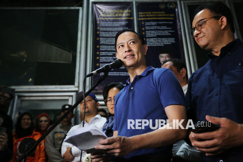 Mantan Menteri Perdagangan Tom Lembong saat keluar dari Rutan Cipinang, Jakarta, Jumat (1/8/2025). Tom Lembong resmi bebas dari Rutan Cipinang setelah mendapatkan abolisi dari Presiden Prabowo Subianto. Tom Lembong disambut para pendukungnya tepat di depan pintu keluar rutan. Pembebasan Tom disambut gembira pendukugnya. Sebelumnya Tom Lembong divonis hukuman penjara 4 tahun 6 bulan oleh Pengadilan Negeri Tindak Pidana Korupsi (PN Tipikor) Jakarta. Hal itu terkait kasus korupsi pemberian izin impor gula di Kementerian Perdagangan (Kemendag).