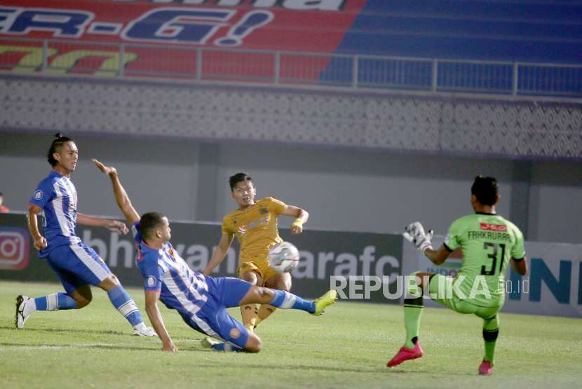 Pesepak bola Bhayangkara FC Dendy Sulistyawan (kedua kanan) dibayangi sejumlah pesepak bola Persiraja Banda Aceh saat ia mencoba menjebol gawang lawan dalam pertandingan putaran pertama BRI Liga 1 2021/2022 di Stadion Indomilk Sport Centre, Tangerang, Banten, Minggu (29/8/2021)malam. Dalam pertandingan tersebut Bhayangkara FC berhasil mengalahkan lawannya Persiraja Banda Aceh dengan skor 2-1. 