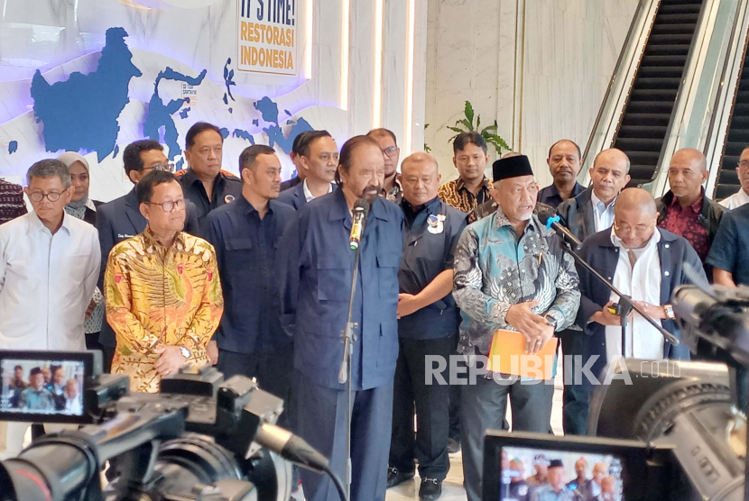 Ketua Umum Partai Nasdem Surya Paloh dan Presiden PKS Ahmad Syaikhu melaksanakan konferensi pers usai melakukan pertemuan di Nasdem Tower, Jakarta Pusat, Rabu (24/4/2024). 