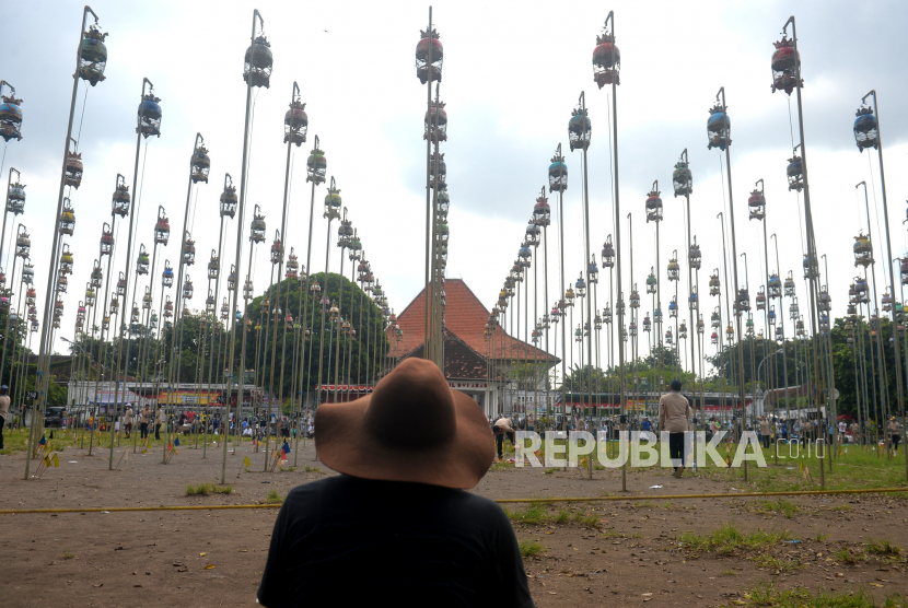 Aktivitas di Alun-Alun Selatan, Yogyakarta, Ahad (5/6/2022). Ratusan penggemar burung perkutut dari berbagai wilayah mengikuti lomba yang ditiadakan hampir dua tahun. Selain untuk pemanasan sebelum kejuaraan nasional acara ini juga menjadi daya tarik pariwisata Yogyakarta.