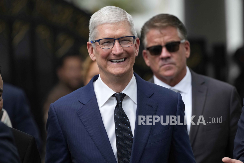 Apple CEO Tim Cook walks after a meeting with Indonesian President Joko Widodo at the palace in Jakarta, Indonesia, Wednesday, April 17, 2024. 