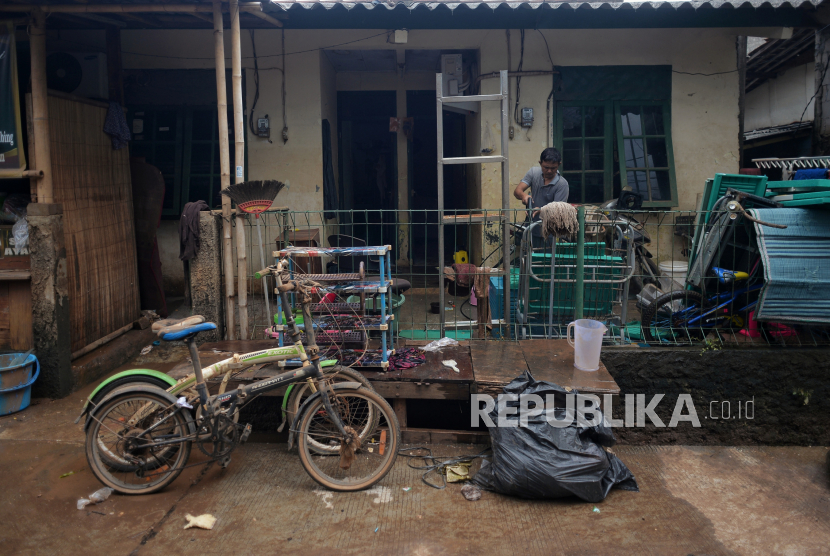 Warga membersihkan barang-barang yang terendam banjir di Cipinang Melayu, Jakarta Timur, Senin (22/2). Banjir yang melanda kawasan tersebut pada Jumat (19/2) hingga Minggu (21/2) kini berangsur surut dan warga mulai membersihkan rumah dan barang-barang rumah tangga dari endapan lumpur sisa banjir. Republika/Thoudy Badai