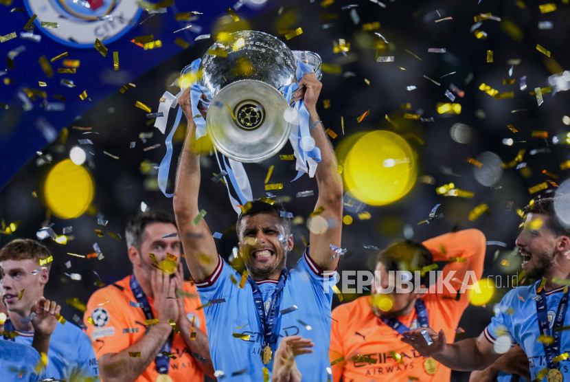 Rodri Manchester City mengangkat trofi juara Liga Champions 2022/2023.