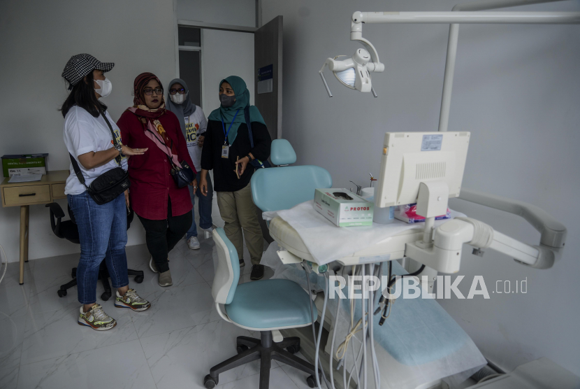 Petugas memperlihatkan fasilitas klinik kepada warga saat acara Edukasi Pencegahan Stunting. Pemprov DKI Jakarta menggunakan aplikasi Asik untuk permudah pendataan kasus stunting.