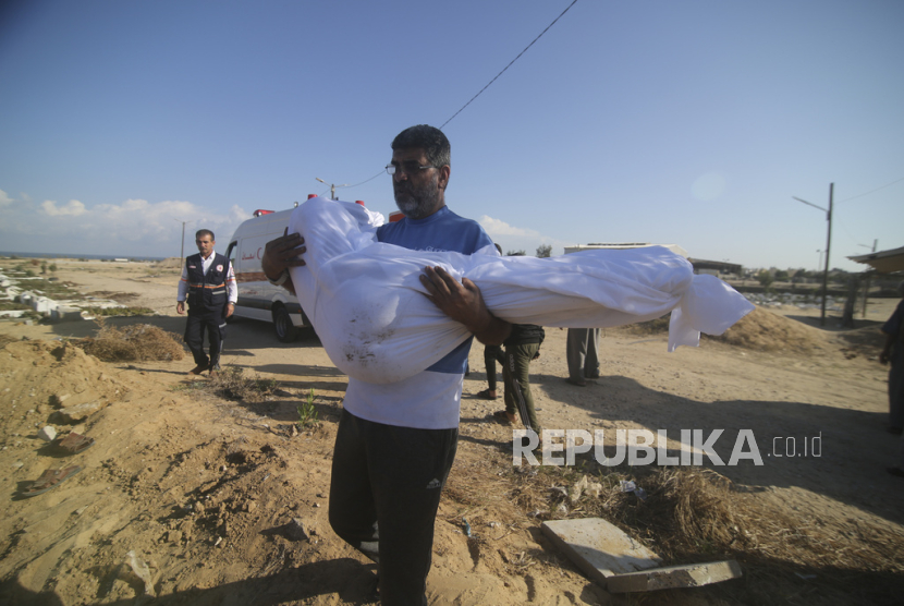 Warga Palestina menggendong jenazah korban kebiadaban Israel yang mengebom Gaza. 