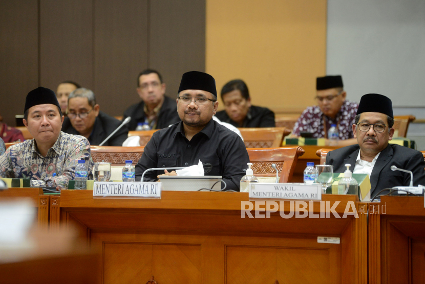 Menteri Agama Yaqut Cholil Qoumas mengikuti rapat kerja dengan Komisi VIII DPR di kompleks Parlemen, Senayan, Jakarta, Rabu (15/2/2023). Dalam Rapat tersebut Komisi VIII DPR RI bersama Menteri Agama RI menyepakati Biaya Perjalanan Ibadah Haji (Bipih) atau biaya yang dibayar langsung oleh jemaah haji rata-rata per jemaah sebesar Rp49.812.700.26 pada tahun  1444 H/2023 M.