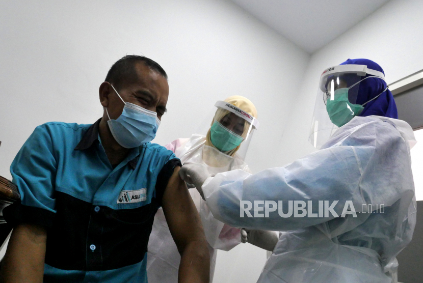 Petugas medis mengikuti simulasi  vaksinasi Covid-19 di RSUD Panembahan Senopati, Bantul, Yogyakarta, Rabu (13/1). Simulasi ini dilakukan jelang vaksinasi Covid-19 tahap pertama mulai Kamis (14/1) untuk wilayah Yogyakarta.
