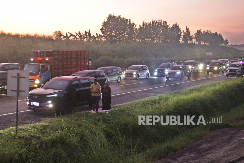 Pemudik melakukan shalat shubuh saat diberlakukan sistem satu arah Tol Cipali Km 141, Indramayu, Jawa Barat.