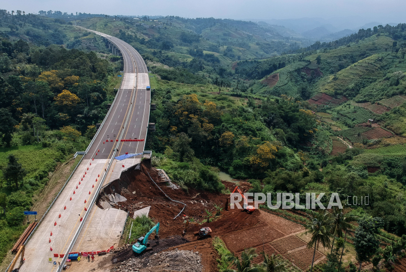 Sejumlah alat berat menyelesaikan perbaikan jalan Tol Bogor-Ciawi-Sukabumi (Bocimi) Seksi II di Cicurug, Kabupaten Sukabumi, Jawa Barat, Jumat (5/4/2024). 