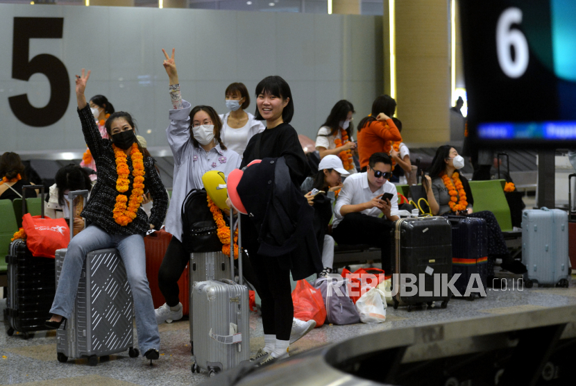 Wisatawan mancanegara asal China tiba di Terminal Internasional Bandara Internasional I Gusti Ngurah Rai, Badung, Bali, Ahad (22/1/2023). Badan Pusat Statistik (BPS) mencatat, jumlah kunjungan wisatawan mancanegara (wisman) yang masuk ke Indonesia pada Januari 2023 mencapai 735,95 ribu kunjungan.