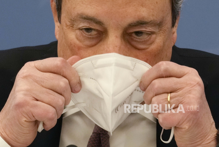 Perdana Menteri Italia Mario Draghi mengenakan masker selama konferensi pers untuk menjelaskan langkah-langkah baru anti-COVID 19 Pemerintah di Roma, Senin, 10 Januari 2022.