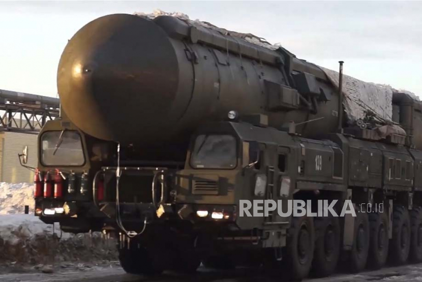  Foto selebaran yang diambil dari video yang tersedia pada 29 Maret 2023 oleh Layanan Pers Kementerian Pertahanan Rusia menunjukkan peluncur rudal balistik antarbenua Yars Rusia selama latihan komando dan staf yang direncanakan di wilayah Novosibirsk, Rusia,  Rabu (29 /3/2023).