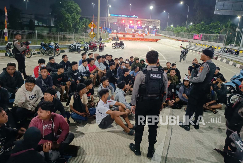 Polisi menghadang 40 remaja siap adu cepat di jalan alias balapan liar dan Sahur On The Road (SOTR). Polresta Tangerang sebut Sahur on the Road wajib mengantongi izin resmi.