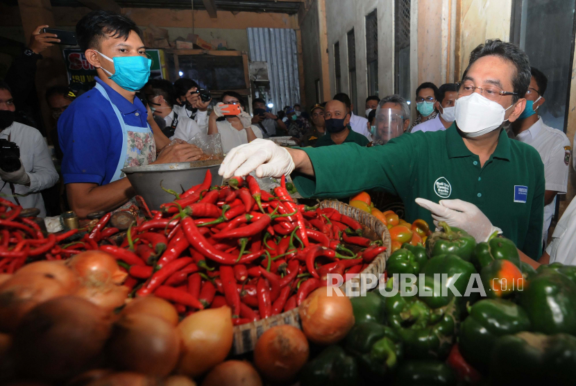 Menteri Perdagangan Agus Suparmanto (kanan)  berbincang dengan pedagang cabai dan sayur di Pasar Boyolali, Jawa Tengah, Rabu (1/7/2020).  ANTARA FOTO/Aloysius Jarot Nugroho/foc.