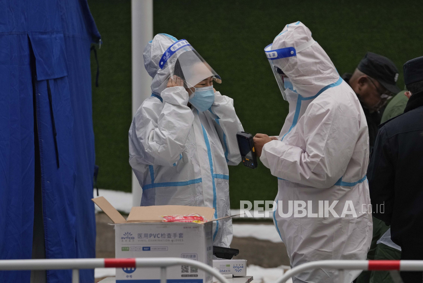  Pekerja medis bersiap untuk bekerja di tempat pengujian massal virus corona di Beijing. Sebanyak enam kasus Covid-19 dikonfirmasi di kontingen Jerman saat tiba di Beijing. Ilustrasi.