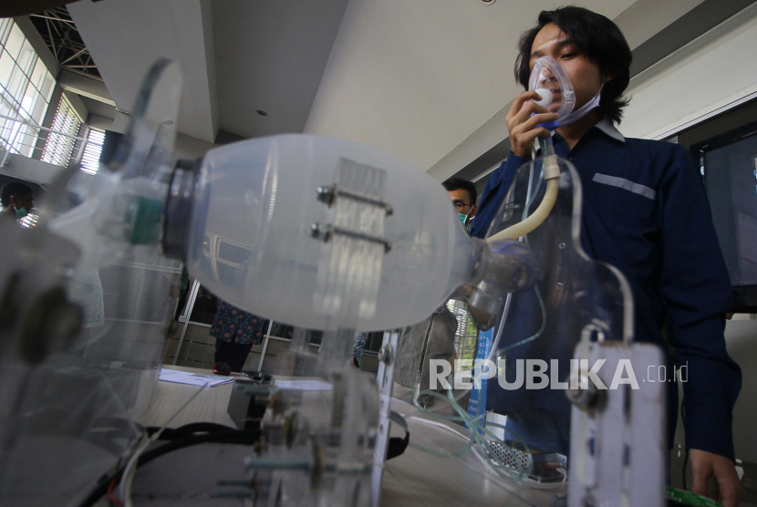 Tim peneliti Institut Teknologi Sepuluh Nopember (ITS) menguji coba mesin pompa udara (ventilator) di Gedung Pusat Robotika ITS, Surabaya, Jawa Timur, Selasa (7/4/2020). ITS mengembangkan inovasi mesin pompa udara (Simple and Low-Cost Mechanical Ventilator) untuk membantu tenaga medis dalam menangani perawatan pasien terinfeksi COVID-19 sekaligus untuk mengatasi kelangkaan ketersediaan ventilator yang dimiliki rumah sakit di Indonesia