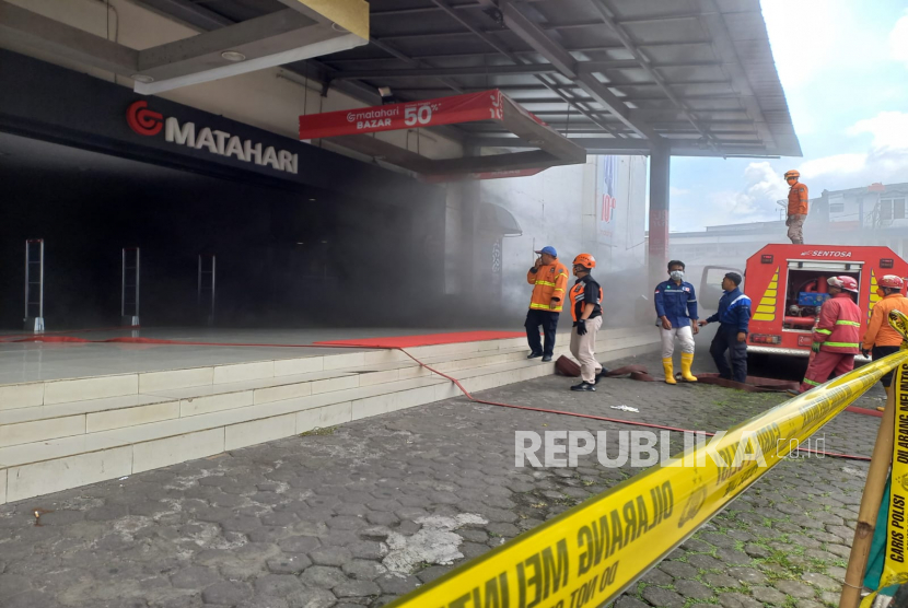 Petugas melakukan penanganan kebakaran yang terjadi di pusat perbelanjaan Matahari di Jalan Veteran, Kecamatan Cihideung, Kota Tasikmalaya, Jumat (9/6/2023).