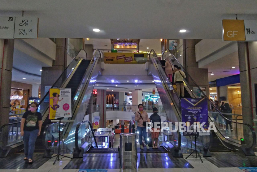 Suasana di salah satu pusat perbelanjaan di Jakarta,Jumat (2/7). Pemerintah resmi menerapkan Pemberlakuan Pembatasan Kegiatan Masyarakat (PPKM) Darurat Jawa-Bali berlaku 3-20 Juli 2021. Salah satu kebijakannya adalah menutup sementara mal atau pusat perbelanjaan.Prayogi/Republika