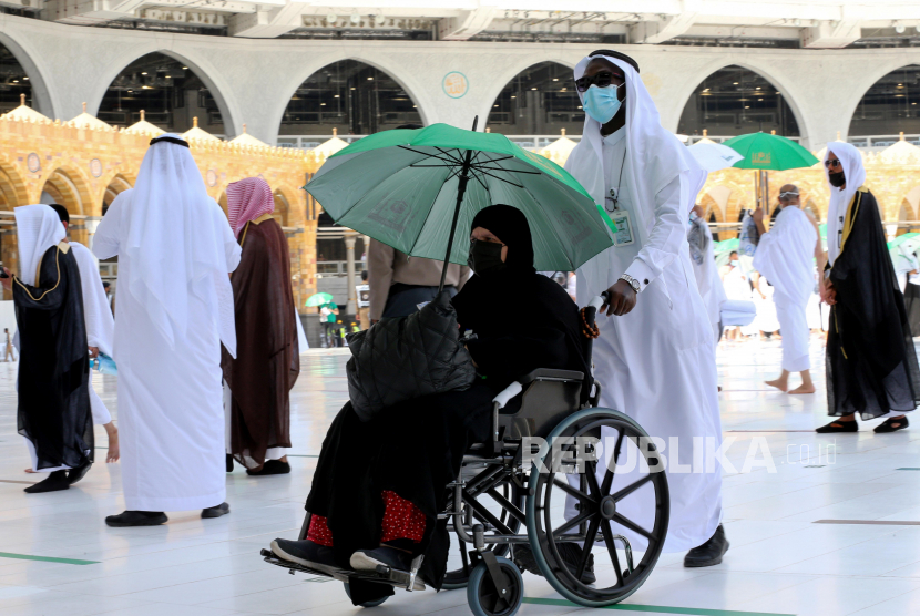 Seorang pria mendorong kursi roda untuk jamaah haji di Masjidil Haram di kota suci Mekkah, Arab Saudi 17 Juli 2021. 