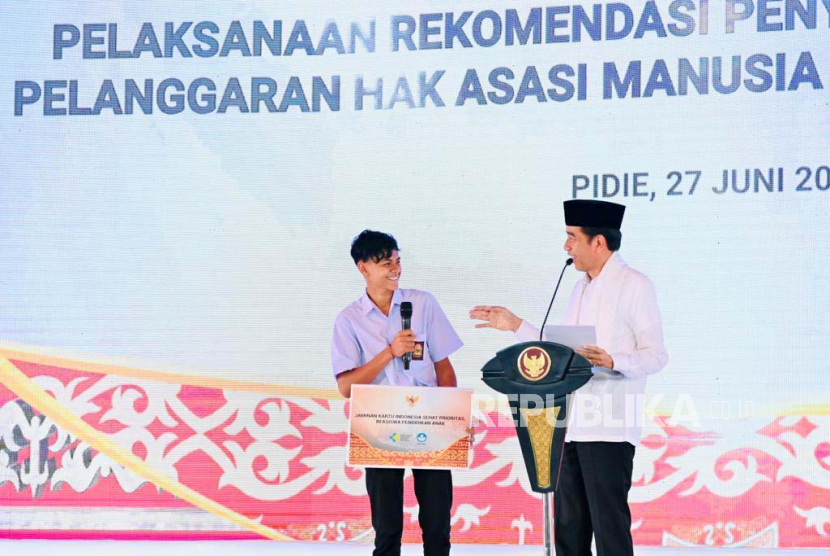 Presiden Joko Widodo (Jokowi) meluncurkan program pelaksanaan rekomendasi penyelesaian non-yudisial pelanggaran hak-hak asasi manusia (HAM) berat di Aceh, Selasa (27/6/2023).