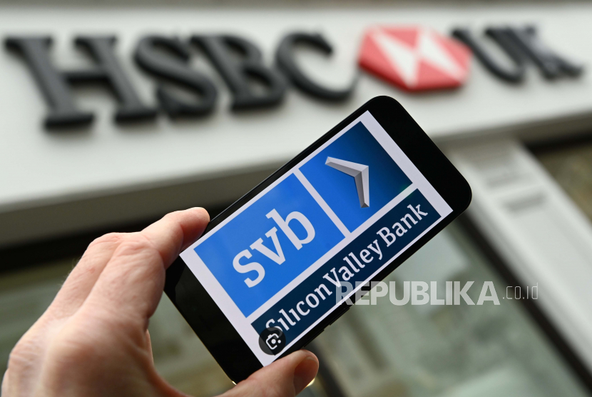  Logo SVB ditampilkan pada smartphone di luar cabang bank HSBC di London, Inggris, Senin (13/3/2023). 