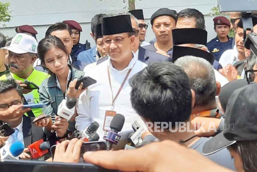Capres dari Koalisi Perubahan berpidato usai dirinya dan Muhaimin Iskandar didaftarkan sebagai pasangan capres-cawapres Pilpres 2024 di Kantor KPU RI, Jakarta, Kamis (19/10/2023). 
