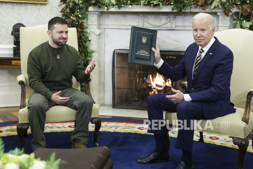 Presiden AS Joe Biden (kanan) mengadakan pertemuan bilateral dengan Presiden Ukraina Volodymyr Zelensky (kiri) di Oval Office Gedung Putih, di Washington DC, AS, 21 Desember 2022 di Washington. Setelah berbulan-bulan menolak akhirnya Amerika Serikat (AS) setuju mengirimkan bom jarak jauh ke Ukraina. 