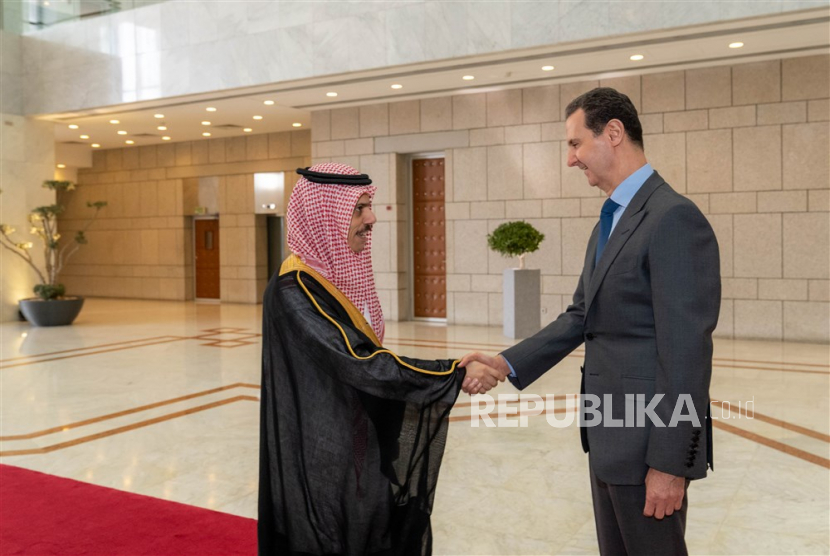  Foto selebaran yang disediakan oleh kantor berita Suriah SANA menunjukkan Presiden Bashar al-Assad (kanan) bertemu dengan Menteri Luar Negeri Saudi Faisal bin Farhan (kiri), di Damaskus, Suriah, Selasa (18/4/2023). Menurut SANA, kedua pemimpin bertemu untuk membahas hubungan bilateral hubungan dan masalah politik internasional dan regional lainnya.