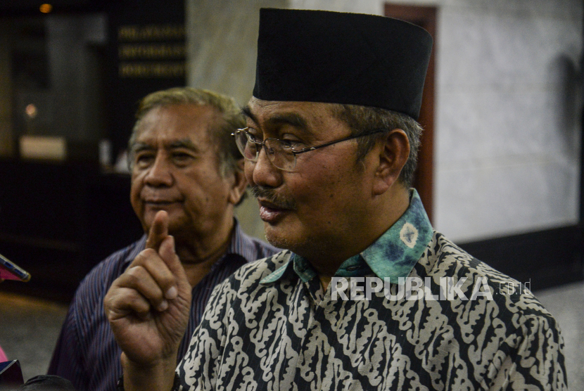 Mantan Ketua Mahkamah Konstitusi (MK) Jimly Asshiddiqie (kanan). Mantan Ketua MK Jimly Asshiddiqie mendukung Prabowo menjadi calon presiden.