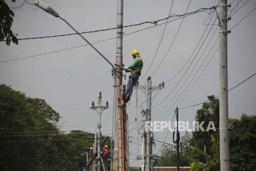 Petugas PLN melakukan perbaikan jaringan listrik (ilustrasi). Sebuah gardu listrik dan kabel listrik di Jalan RS Fatmawati Raya, Cilandak Barat, Cilandak, Jakarta Selatan (Jaksel), sempat terbakar pada Ahad (1/11) siang dan berhasil dipadamkan petugas.