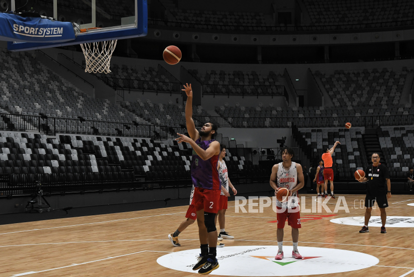 Sejumlah pebasket Timnas Indonesia menjalani latihan di Lapangan Basket Indonesia Arena GBK, Sabtu (24/2/2024). Latihan tersebut sebagai persiapan untuk laga kualifikasi FIBA Asia Cup 2025 melawan Timnas basket Australia pada Ahad (25/2) di Indonesia Arena. 