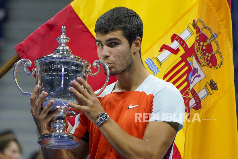 Carlos Alcaraz, dari Spanyol, berpose dengan trofi juara setelah mengalahkan Casper Ruud, dari Norwegia, di final tunggal putra kejuaraan tenis AS Terbuka, Minggu, 11 September 2022, di New York.