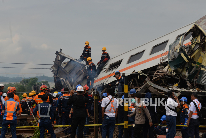 Petugas melakukan proses evakuasi korban tabrakan kereta di Cicalengka, Kabupaten Bandung. KAI memastikan jalur rel di lokasi tabrakan kereta sudah aman dilalui kereta lainnya.